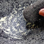 Mosa vitlöken till en fin puré