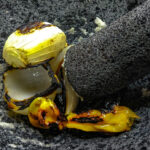 Lägg i lök och chili habanero