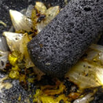 Krossa löken och chilin