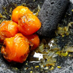 Tillsätt de grillade tomaterna