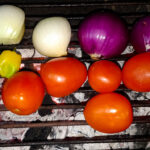 Lägg tomater, chili och lök på grillen