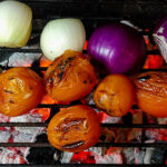 Grilla grönsakerna på alla sidor tills tomaterna är mjuka och börjar svartna något