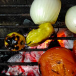 Låt chilifrukterna svartna lite och bli mjuka