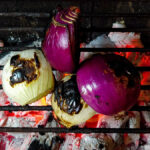 Grilla löken tills den är mjuk och den börjar svartna i kanterna