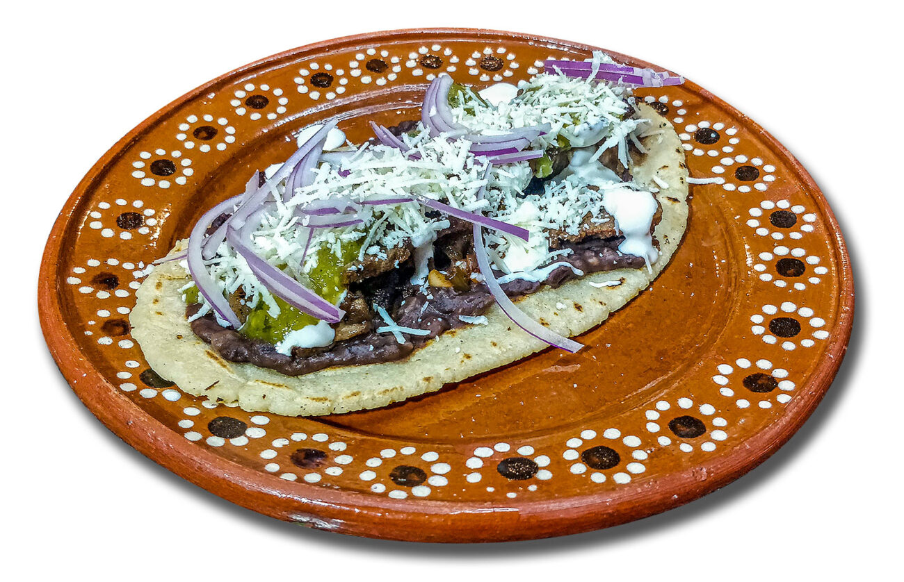 Huaraches con Bistec (med kött och vegetariskt alternativ)