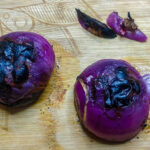 Skär bort ändarna på löken