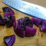 Skär löken i kuber