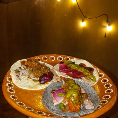 Maten är serverad! Tacos med Poc Choc, salsa chiltomate och picklad rödlök.