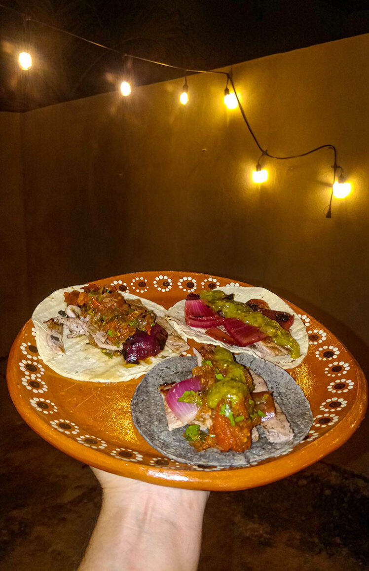 Maten är serverad! Tacos med Poc Choc, salsa chiltomate och picklad rödlök.