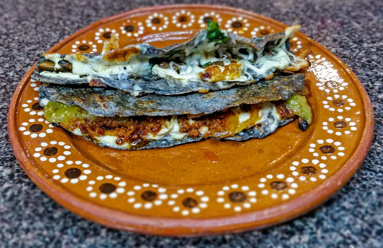 Äkta mexikanska Quesadillas med två snabba fyllningar (Vegetariska eller med Chorizo)
