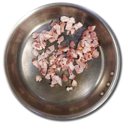 Lägg baconet i en kall stekpanna och öka temperaturen och stek tills krispigt och gyllene