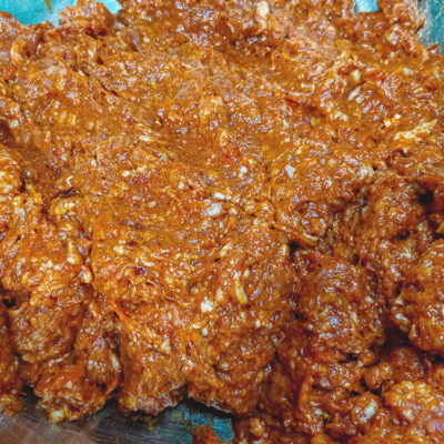 Blanda färsen och marinaden väl och massera färsen under ett par minuter.