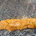 Lägg lite av chorizofärsen på nederkanten av plastfilmen