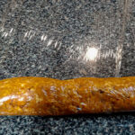 Börja rullla ihop filmen till en korv. Pressa ut all eventuell luft.