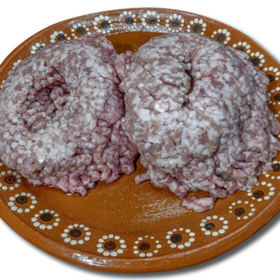 Plocka fram färsen och blanda eventuellt ut med mer späck om den är för mager. 