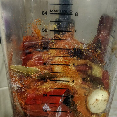 Lägg samtliga ingrediener utom fläskfärsen i en blender