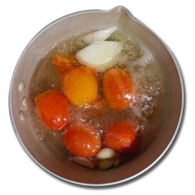 Koka tills skalet börjar falla av tomaterna eller ca 10-15 minuter