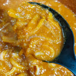 Såsen är färdig när den tjocknat något