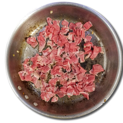 Lägg i biffen i en rykande het stekpanna