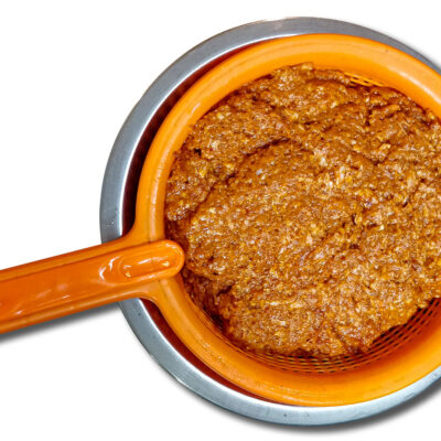 Lägg chorizon i en passersil eller litet durkslag och ställ över en bunke. Ställ i kylen i en plastpåse under 24 timmar.