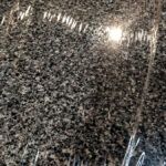 Lägg ut ca 75 cm plastfilm på ditt arbetsbord