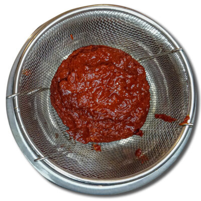 Lägg kryddblandningen / Marinaden i en sil