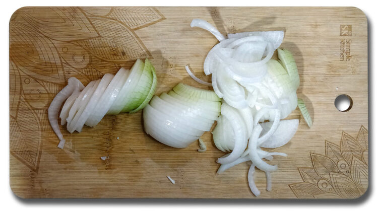 Skiva löken till halvmånar