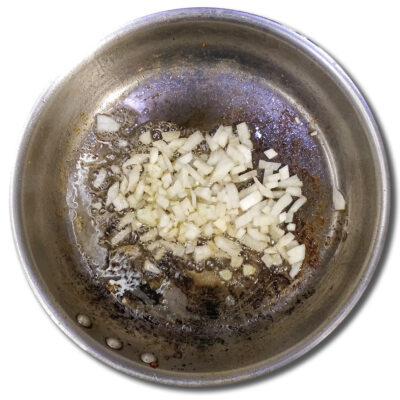 Stek löken i baconfettet