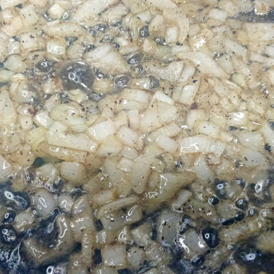 Stek tills löken mjukar och precis börjar få färg