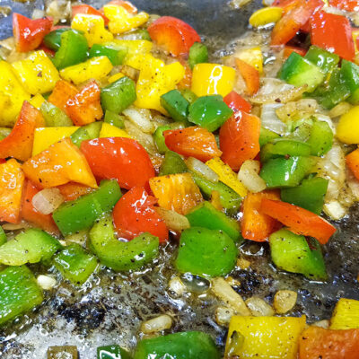 När paprikan mjuknat något, men fortfarande har ett gott bett, ta ur den ur stekpannan men försök lämna så mycket fett som möjligt.