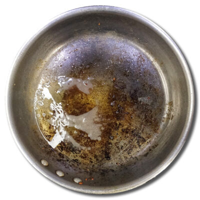 Ta ur baconet från stekpannan men låt stekfettet vara kvar