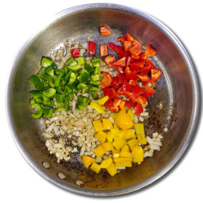 Lägg paprikan i stekpannan med löken och stek under ett par minuter