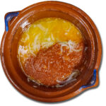 Tillsätt salsan och kokspaden från kycklingen