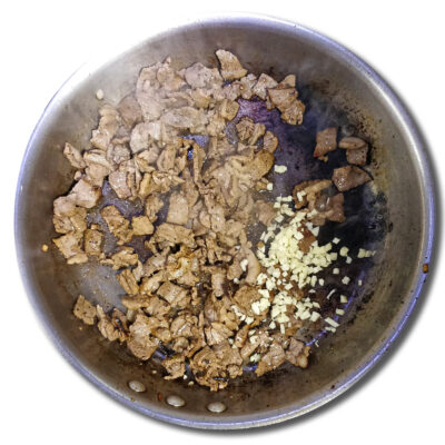 Tillsätt vitlöken när du vädner på köttet