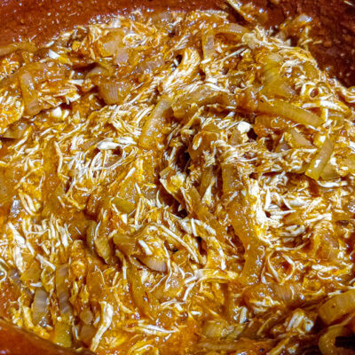 Närbild på tinga för att visa reduktionen av såsen