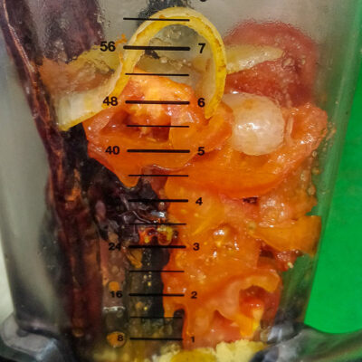 Lägg tomat, lök, vitlök, chili, peppar, buljong och vatten i blendern och kör på hög hastighet