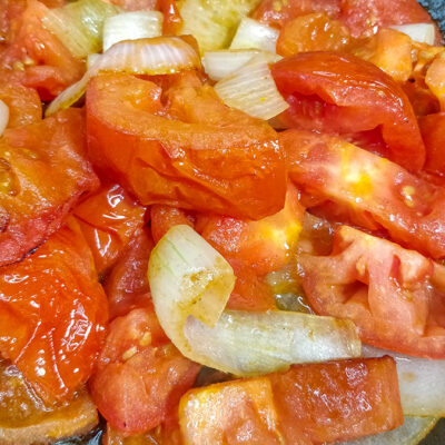 Stek tills tomaterna är mjuka och börjar falla i sär