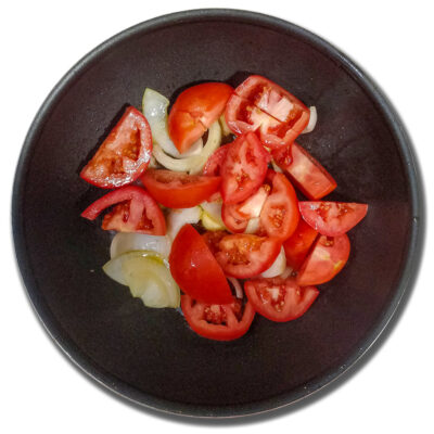 Skiva tomaterna i tjocka bitar och tillsätt till den mjuka löken