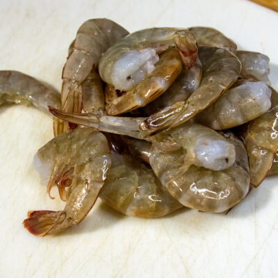 Oskalade råa räkor