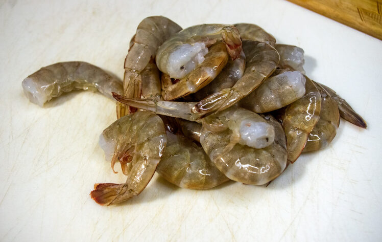 Oskalade råa räkor