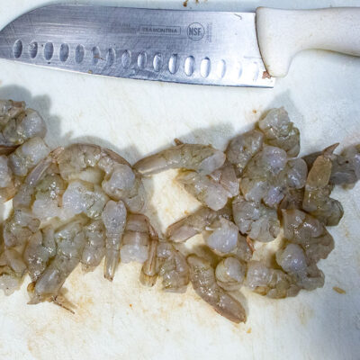 Skär räkorna i mindre munsbitar