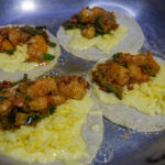 Lägg på räkblaningen på ena halvan av tortillan