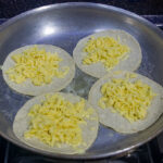 Lägg på osten och låt den precis börja smälta lite