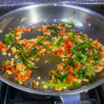 Stek tills alla ingredienser är mjuka