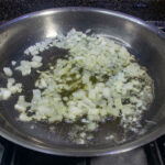 Stek löken tills den mjuknar