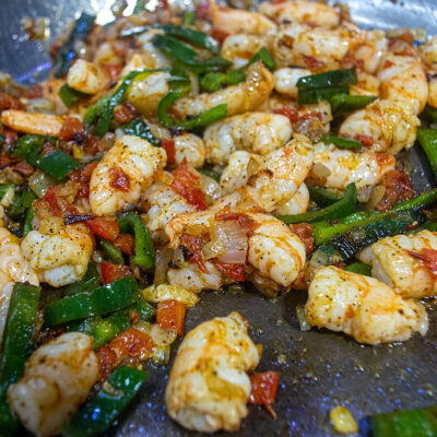 Stek tills räkorna fått färg, ca tre minuter.