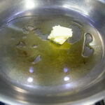 Hetta upp en stekpanna med olivolja och smör