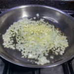 Tillsätt vitlöken och stek ytterligare en minut