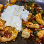 Stäng av värmen och tillsätt majonäsen och Creme Fraiche och rör om