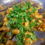 Tillsätt koriander och rör om